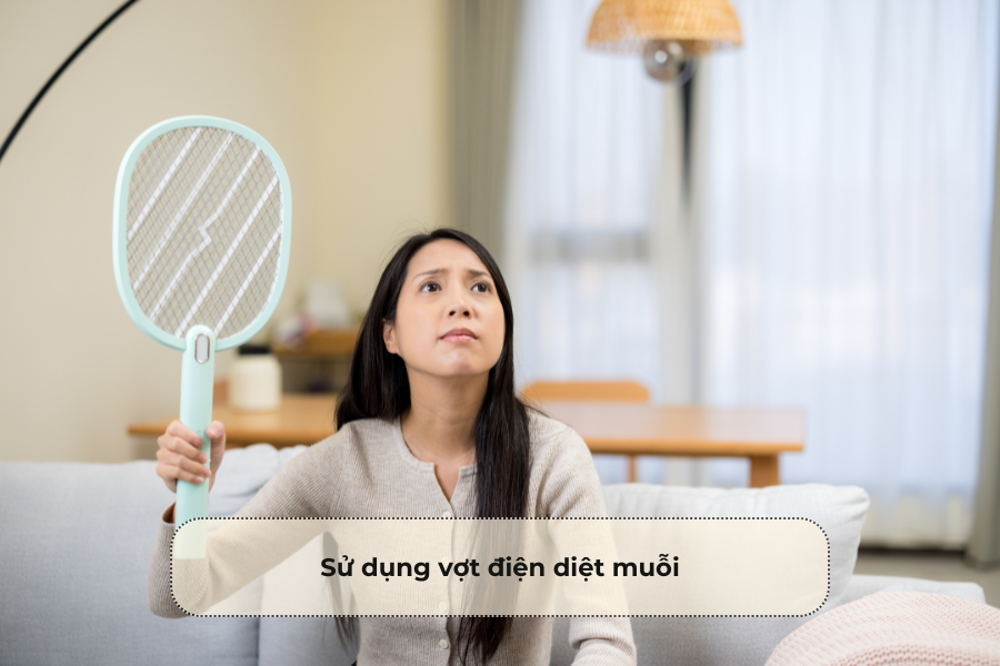 Sử dụng vợt điện diệt muỗi
